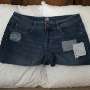 NY and Could boyfriend shorts. Decorative patches